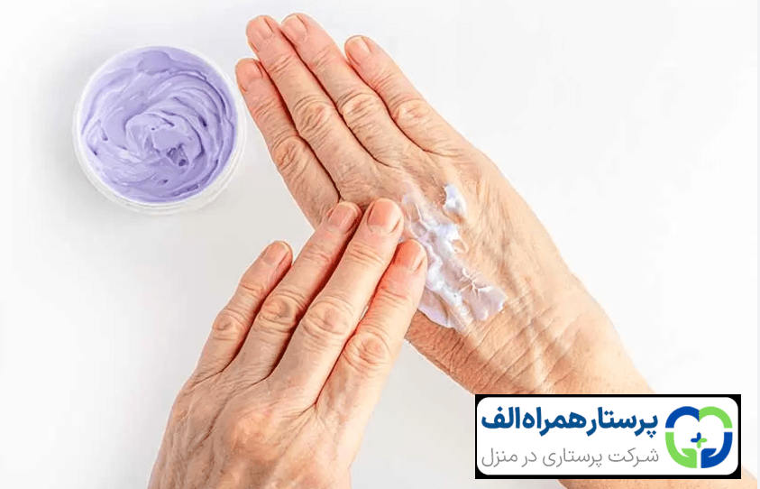 6 تکنیک طلایی مراقبت از پوست سالمندان در زمستان 1 پرستار همراه الف